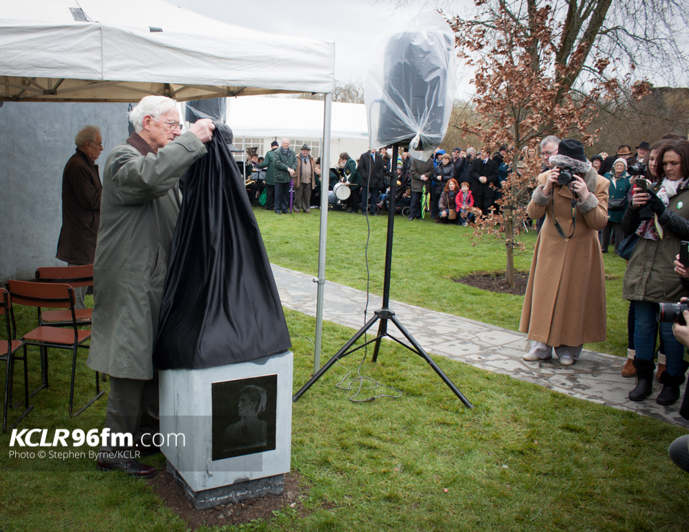 A plaque is unveiled at the rememberance garden in Leighlinbridge to commemorate Nurse Keogh. Pic Stephen Byrne/KCLR