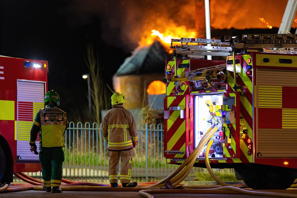 Fire Brigade tackling a blaze (Pixabay)
