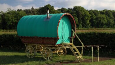 Old style traveller wagon (Emphyrio/Pixabay)