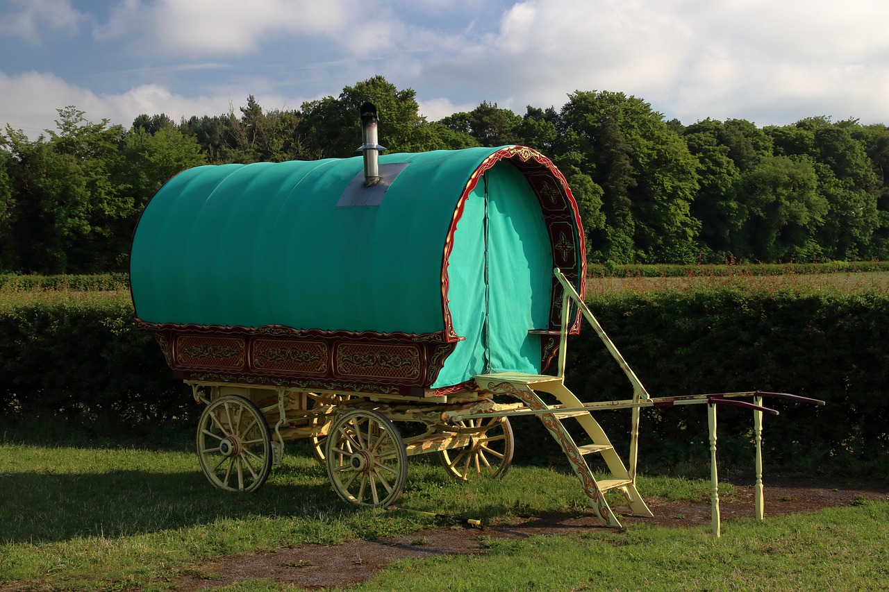 Old style traveller wagon (Emphyrio/Pixabay)