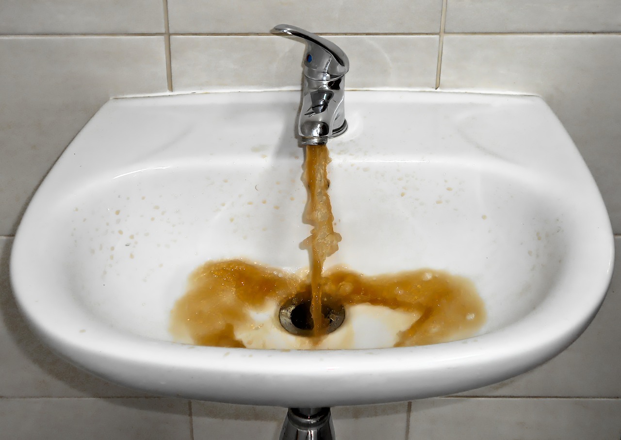 Dirty Water (Image by Jerzy Górecki from Pixabay)