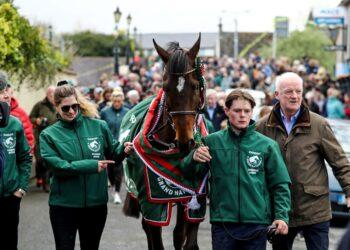 Hundreds again out in Leighlinbridge, Co Carlow this time for Aintree Grand National winner I Am Maximus