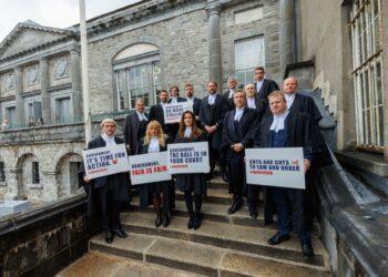 Barristers begin industrial action today with strike dates in the three weeks and protests at courthouses including in Kilkenny city