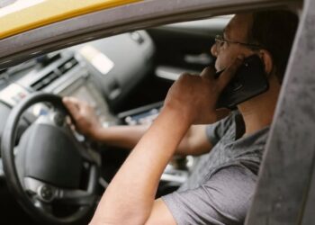 Ten motorists in the space of a hour detected on busy Kilkenny city school routes driving while using mobile phones