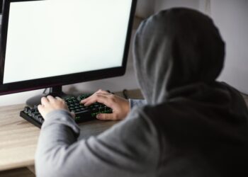 Kilkenny and Carlow Gardaí are urging the public to act fast and report scams before they strike again!