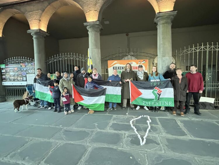 Irish singing star lends support to Kilkenny Palestine weekly vigil