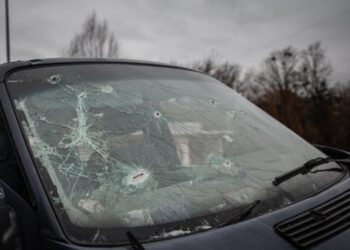 Windows of at least three cars smashed at County Carlow car park
