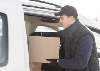 Up to 300 jobs at Fastway Couriers is under threat as company has gone into receivership