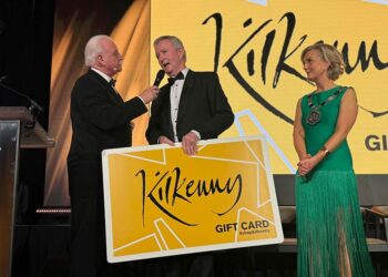 MC Marty Whelan with Kilkenny Chamber CEO John Hurley (centre) and outgoing president Ann Barber. Photo: Ken McGuire/KCLR