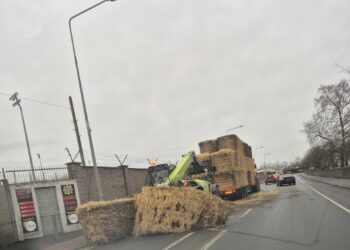 Traffic restrictions in Carlow as bales of hay fall onto road