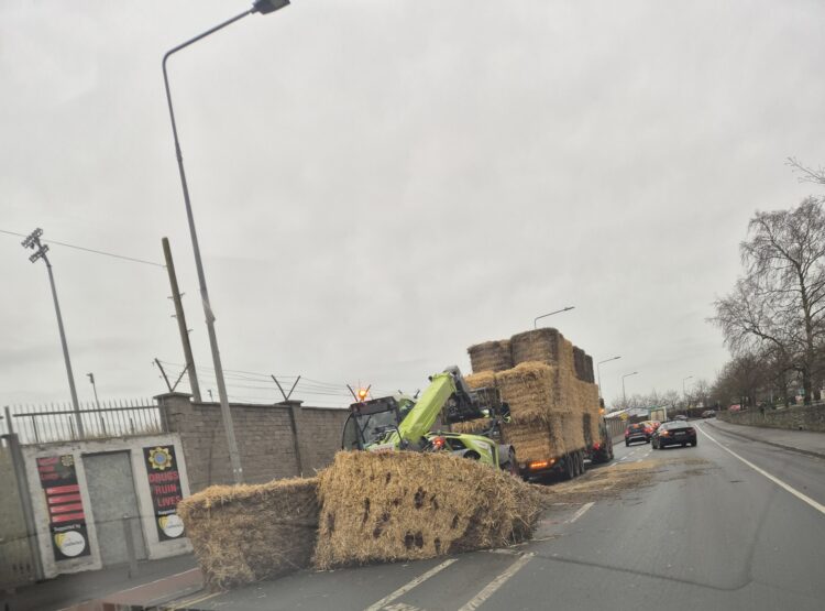 Traffic restrictions in Carlow as bales of hay fall onto road