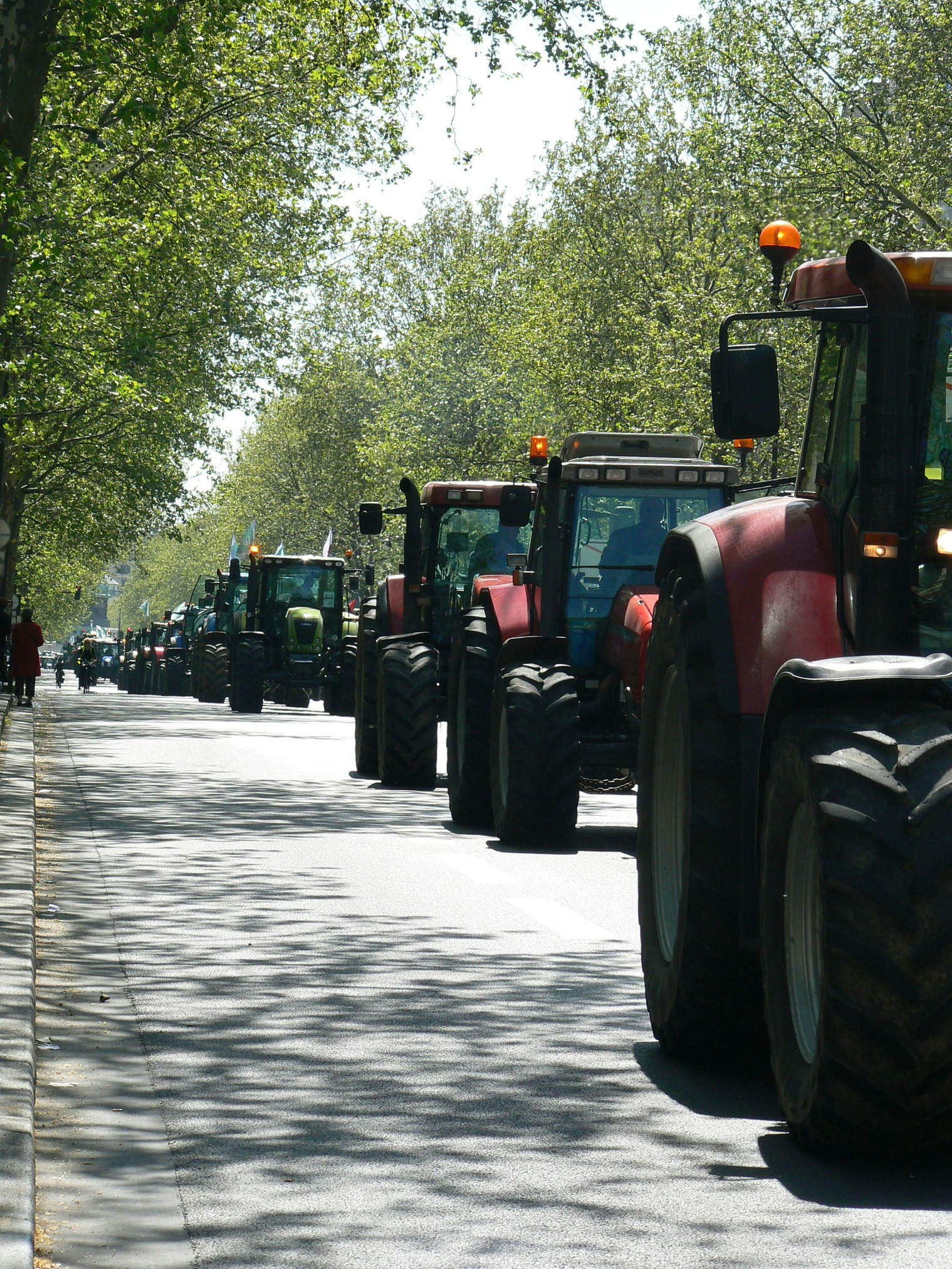 Thousands of farmers and supporters are protesting in Athlone this lunchtime to protest against the EU-Mercosur trade agreement.