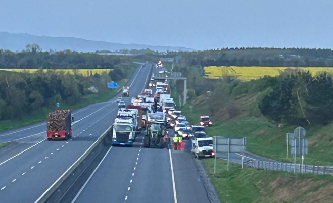 Protests are causing traffic delays along the M9 motorway early this morning as they continue to demonstrate against the cost of fuel