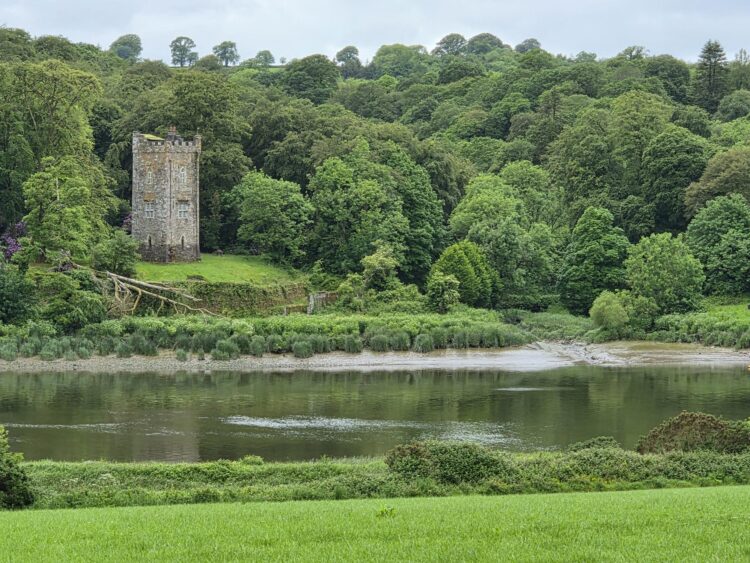 Mark Zuckerberg and Priscilla Chan new owners of a castle in the South East